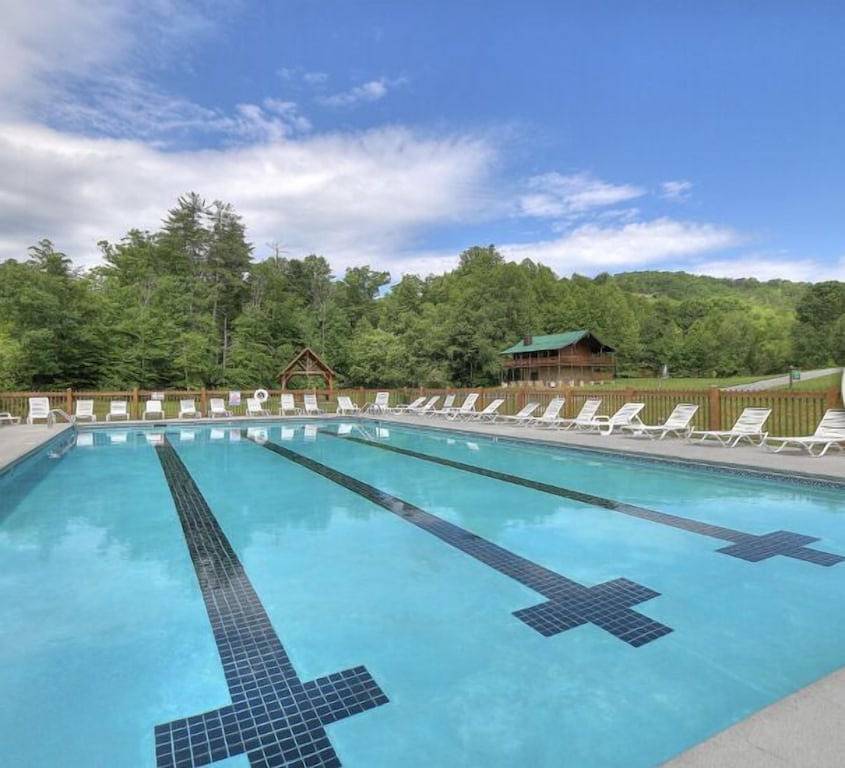 Log Cabin for 4 Guests in Waldens Creek, Wears Valley