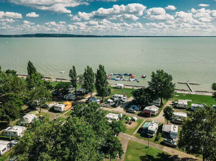 Wohnwagen für 4 Personen, mit Terrasse und Pool in Revfülöp