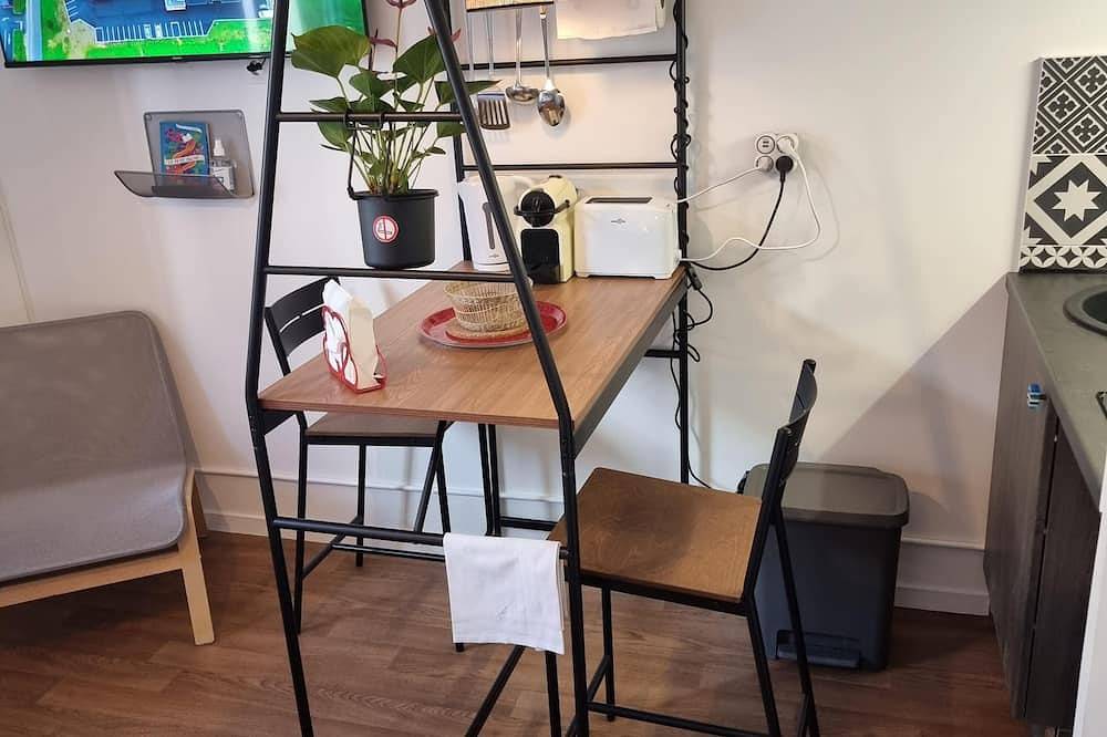 Appartement entier, Lyon Monchat Villeurbanne Studio refait à neuf avec clim et parking in Villeurbanne, Rhône
