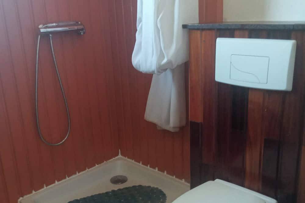 Family house, terrace, sleeps 9 + 1 baby, tv in Prades, Prades region