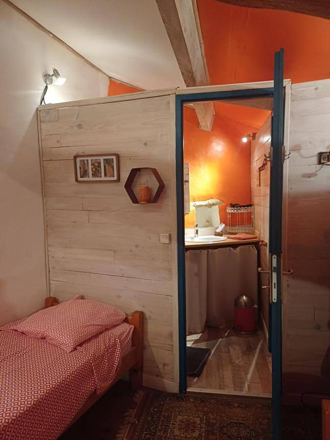 Chambre d’hôte pour 6 personnes, avec Terrasse ainsi que Jardin et Vue à Ongles - 3