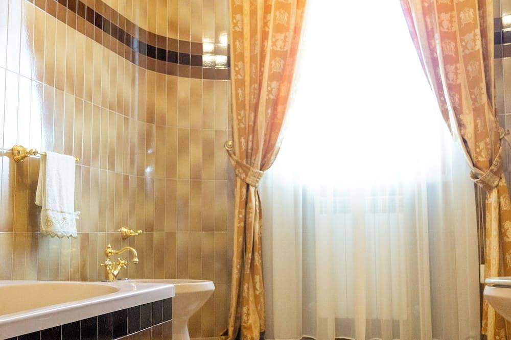 Villa Monaco: Double Room in Villa with Pool, Hot Tub in Mosciano Sant'Angelo, Côte Adriatique Abruzzes