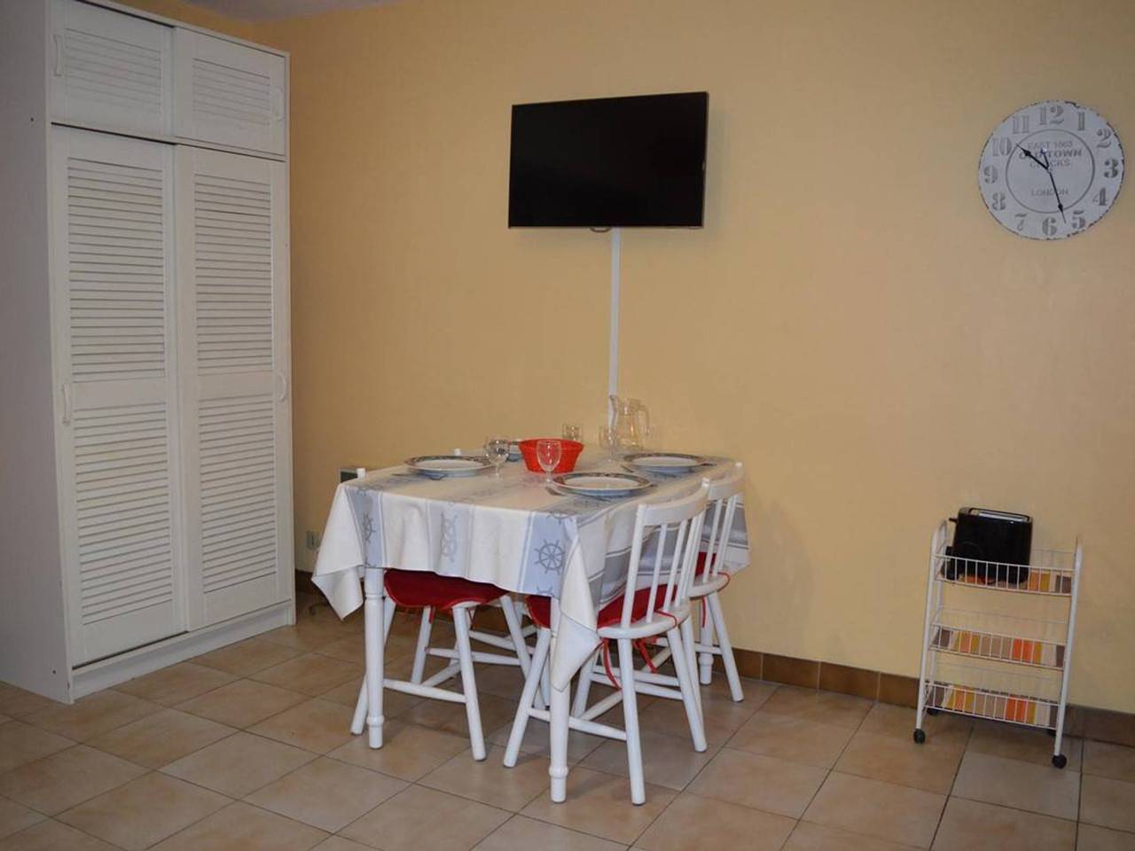 Appartement entier, Studio cabine 4 pers, proche plage, vue rue et montagne in Côte Vermeille, Banyuls-sur-Mer