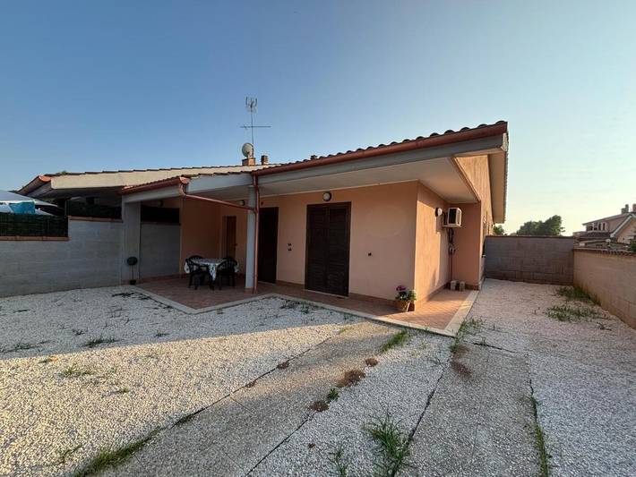 Villa per 4 persone, con terrazza a Ardea