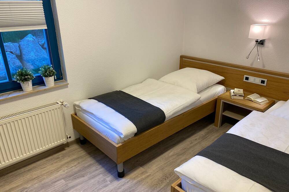Familienfreundliches Reetdachhaus Weißdorn 2 - Dhh Weißdorn 2 in Puddemin, Poseritz