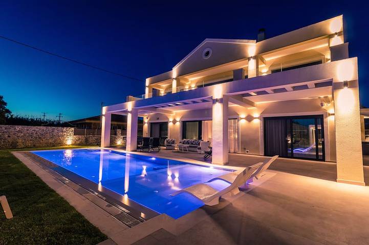 Villa for 12 people, with sauna and garden as well as hot tub in Corfu