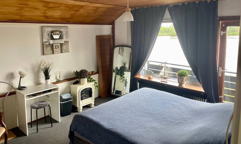 Gîte pour 2 personnes, avec vue sur le lac ainsi que vue et balcon dans Roelofarendsveen