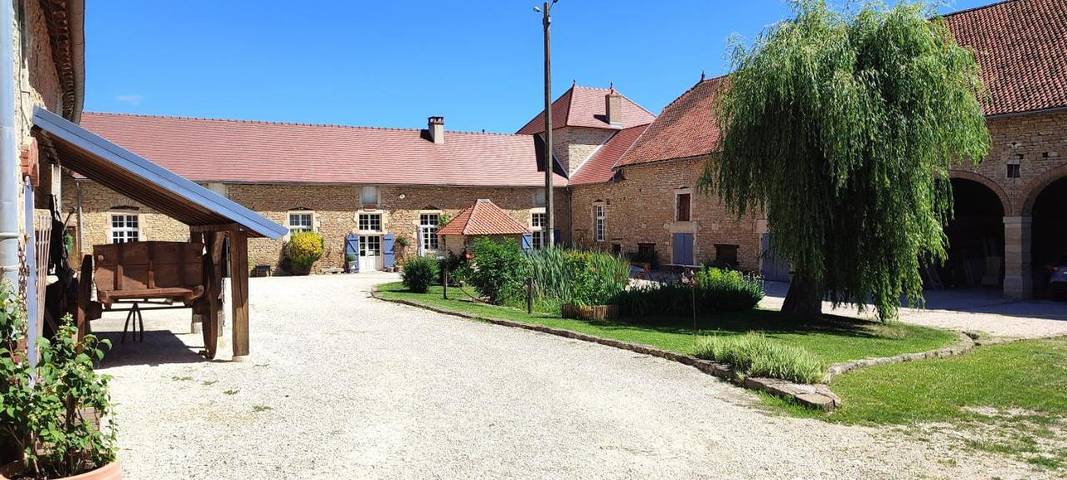 Gîte pour 6 personnes, avec Terrasse ainsi que Jardin et Vue dans Semarey