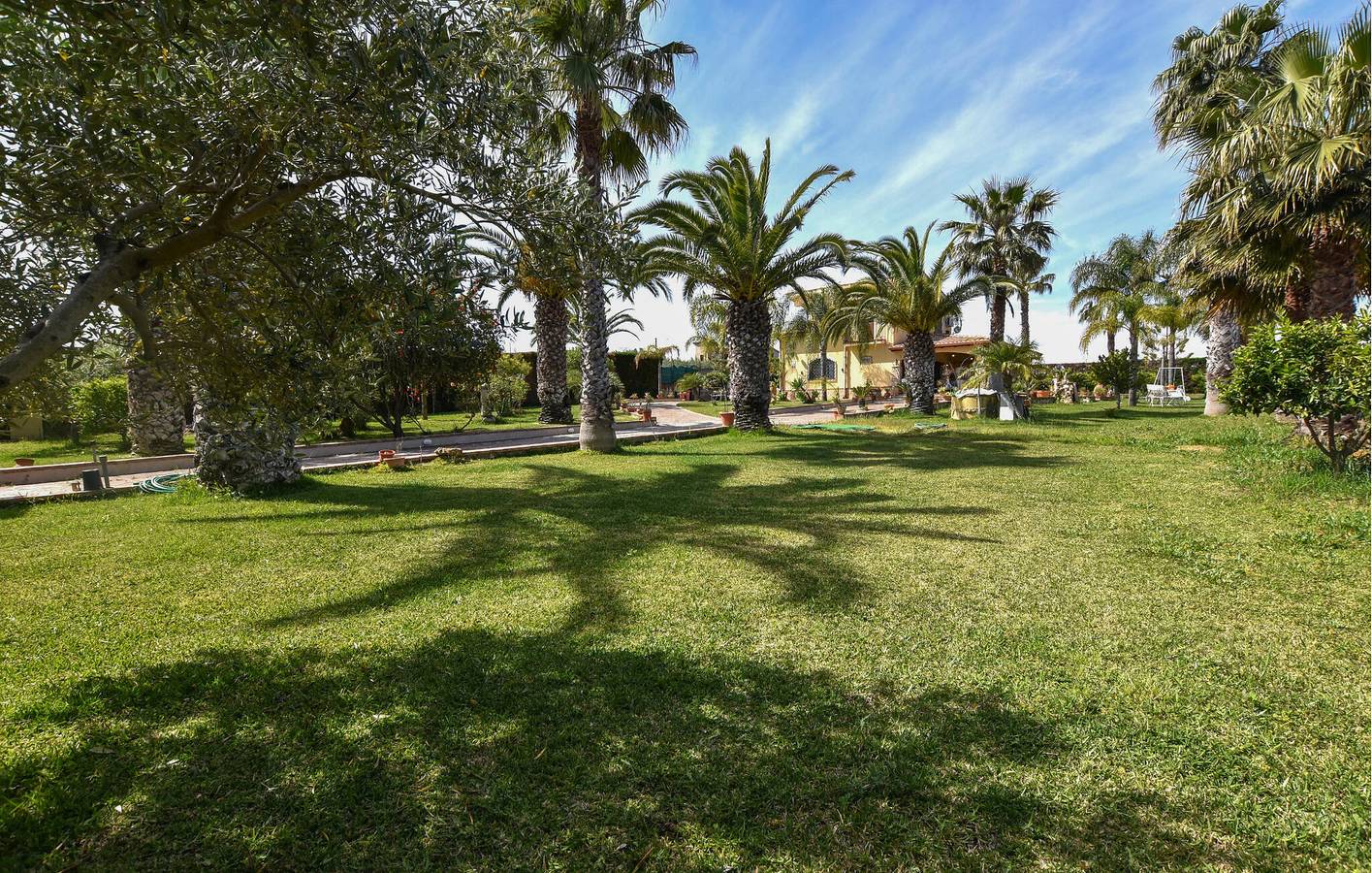 Accogliente appartamento con 2 camere da letto, piscina e parcheggio vicino al fiume Vallone Ciurro in Partinico, Provincia di Palermo