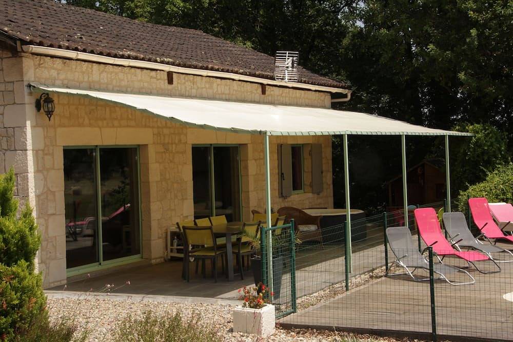 Chaleureuse maison de campagne au calme 8-10 personnes in Sainte-Sabine-Born, Périgord Pourpre