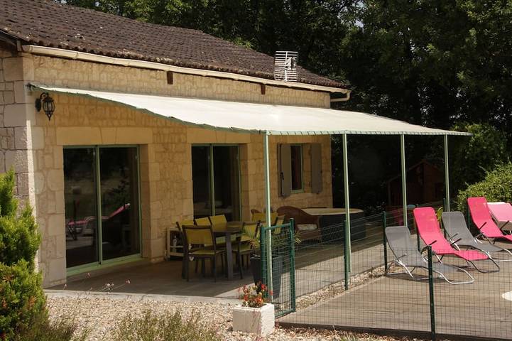 Location de vacances pour 8 personnes, avec Jacuzzi ainsi que Terrasse et Jardin à Sainte-Sabine-Born