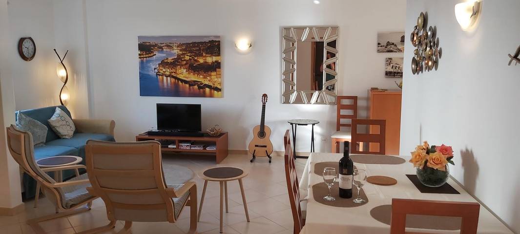 Gîte pour 4 personnes, avec terrasse ainsi que jardin et piscine, adapté aux familles à Ferragudo - 2