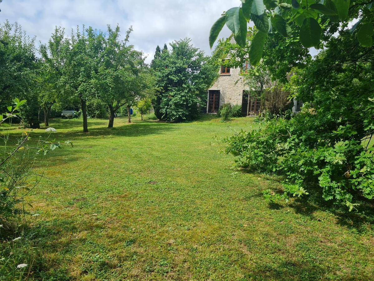 Belle maison en pierre, grand jardin au calme in Rocquemont, Oise