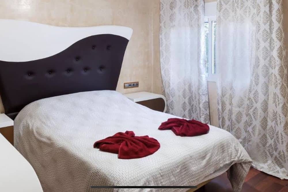 Villa con Piscina de diseño, bar en  piscina, jacuzzi, cama balinesa in El Puerto de Santa María, Costa de la Luz