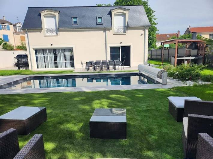 Location de vacances pour 12 personnes, avec Terrasse ainsi que Jardin et Piscine à Herblay-sur-Seine