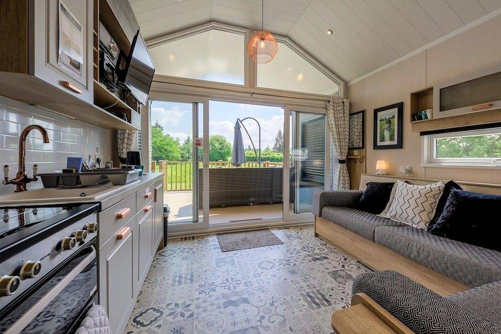 Luxe Hot Tub Lodge | 1hr from London | Sleeps 2-6 in Kent