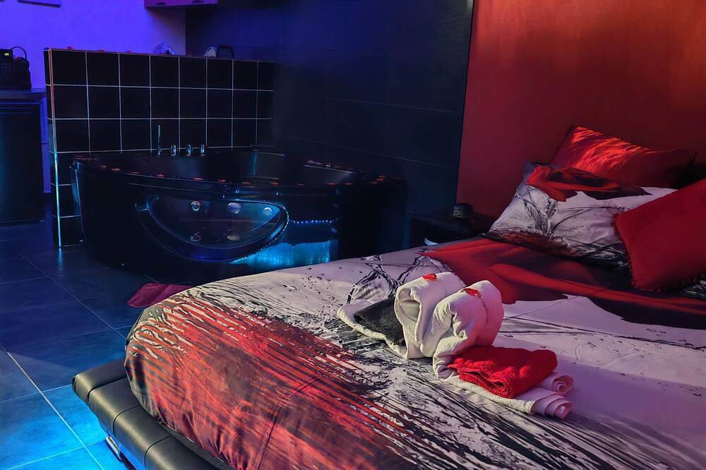 Ganze Wohnung, L'escale du Donon - Black apartment - Lovers' night with jacuzzi in Michelbrunn, Niederrhein Elsass