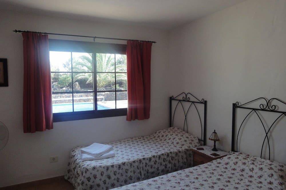 Luxury Secluded Villa - Large heated pool Aircon in main bedroom - fibre wifi in Lajares, La Oliva