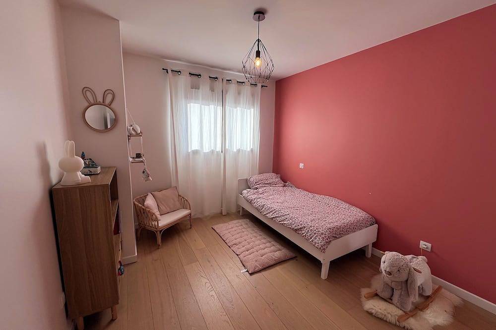 Quiet family house between sea and mountains with swimming pool - sleeps 8 in Bassussarry, Bayonne region