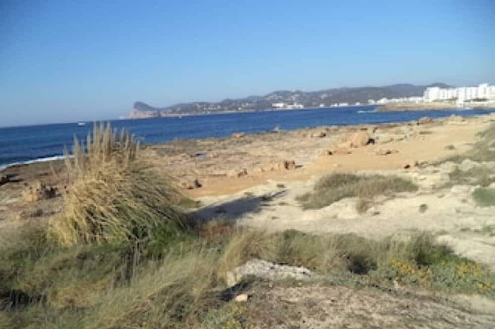 Appartement entier, Apartment no. 3 - for 2 persons, quiet, close to the beach, in Playa Es Pouet, Sant Josep de sa Talaia