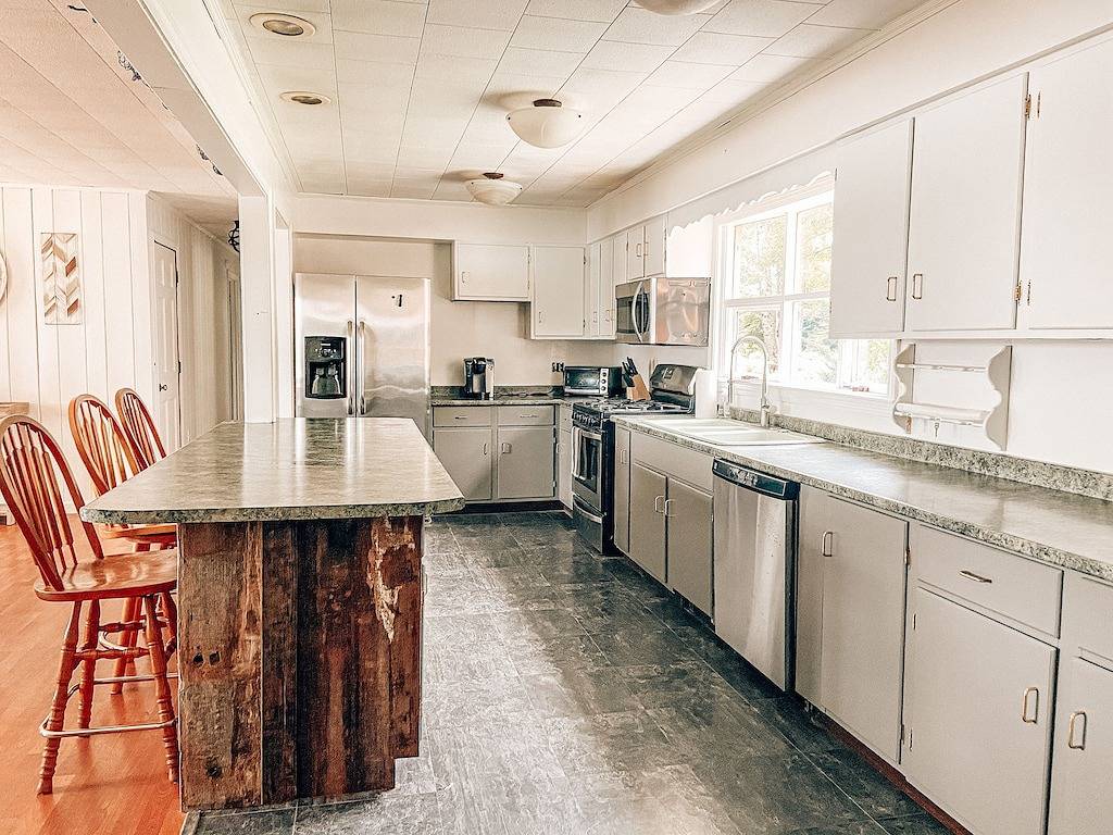 Lakeside cottage, close to town, large lot, 300+ft of Moosehead Lake frontage in Greenville (ME), Moosehead Lake