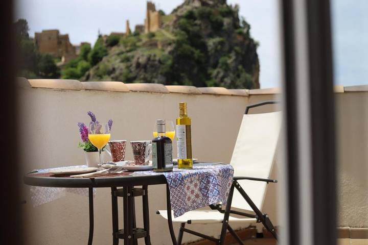 Apartamento para 4 personas, con vistas además de piscina y terraza en La Iruela