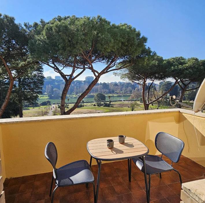 Vacation rental for 4 people, with Balcony and Terrace as well as Lake view and View in Rome