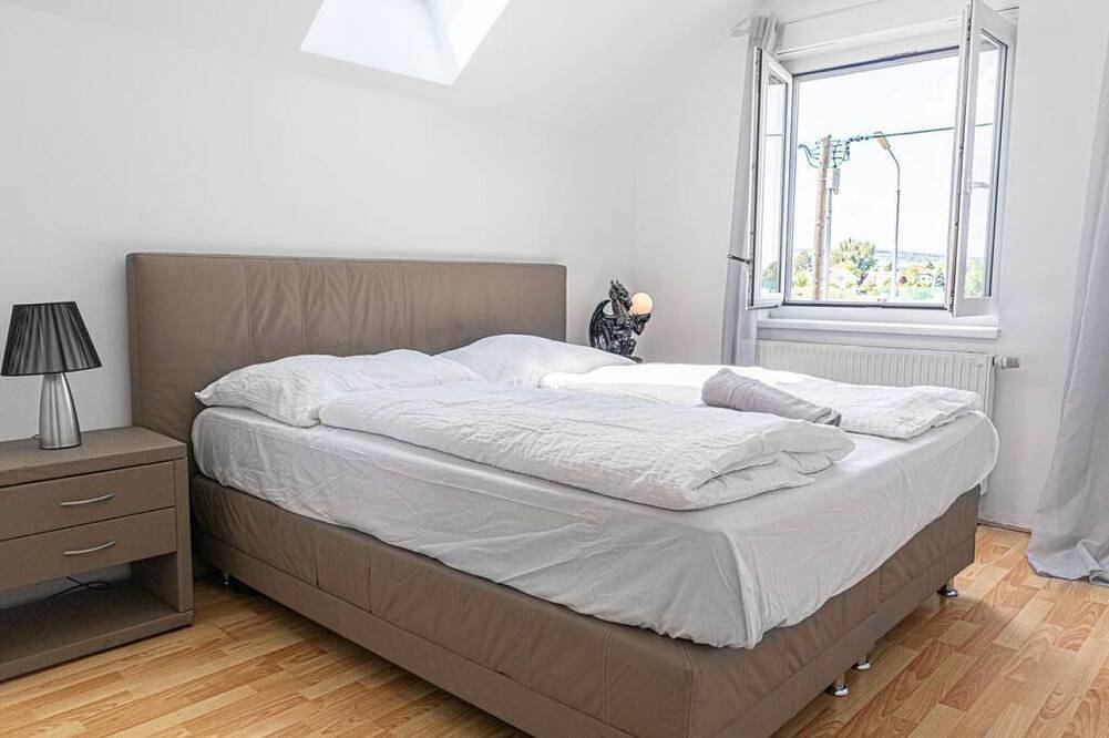 Gorgeous Room in Shared Villa w/ Free Parking in Floridsdorf, Wien