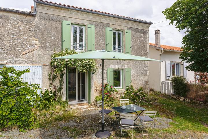 Gabae Les Volets Verts - Holiday Home with Private Barbecue in Puyravault, Rochefort region