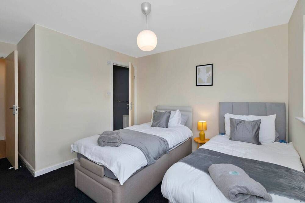 Entire apartment, Free Parking | Central | 2 Bedroom | 4 Guests in Livingston, West Lothian