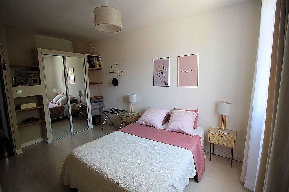 Beautiful air-conditioned villa in Poulx near Nîmes Gard, private pool, pets admitted (1). in Poulx, Region de Nimes