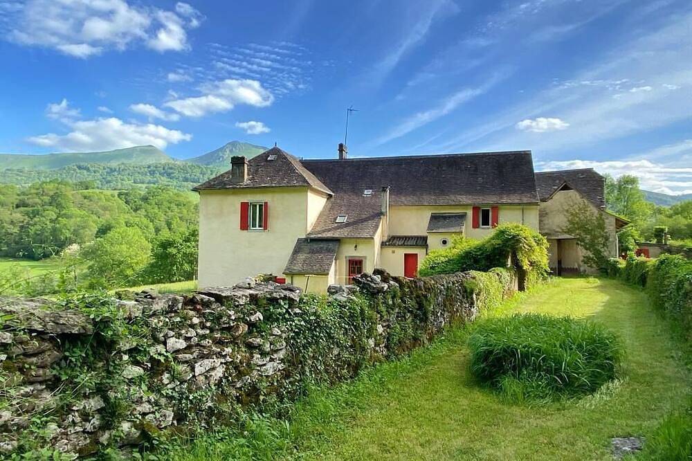 Splendid farmhouse at the foot of the Pyrenees, breathtaking view in Issor, Béarn