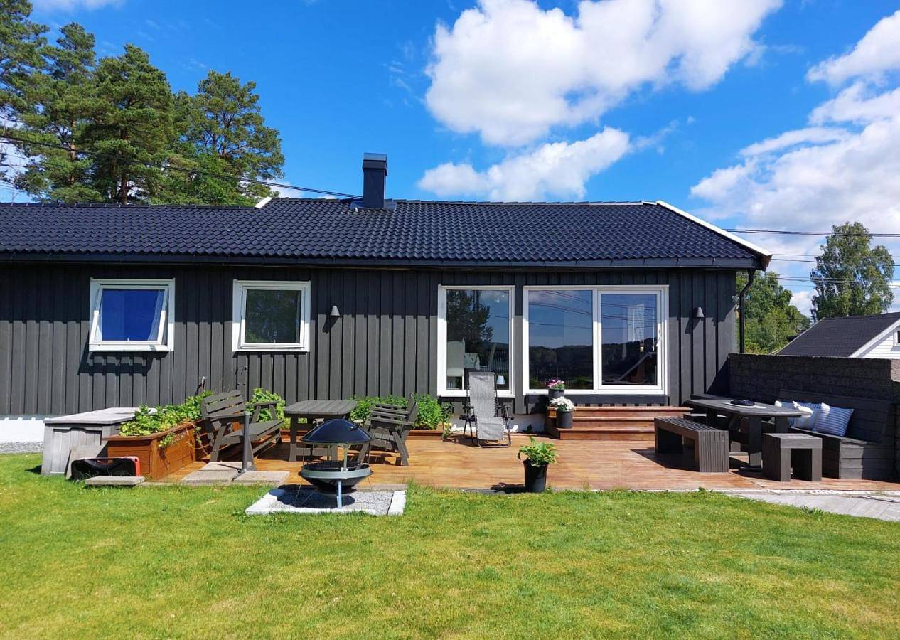 Cosy family home with pool in Grimstad