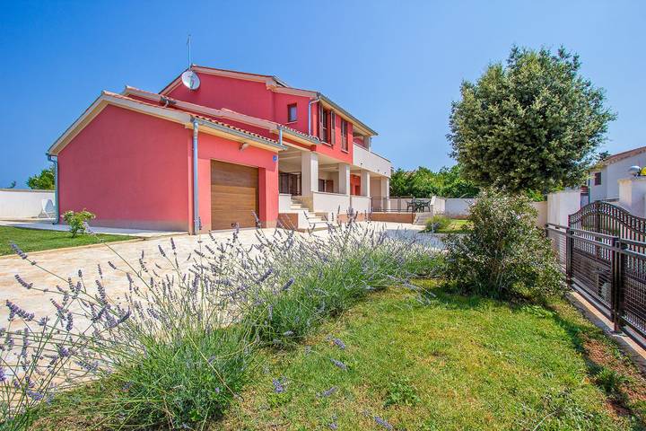 Ferienwohnung für 4 Personen, mit Terrasse und Garten in Medulin