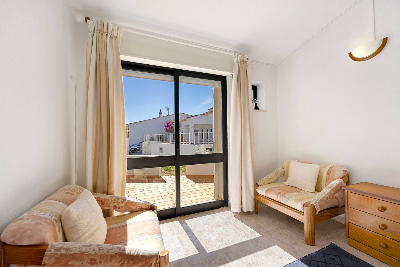 Entire studio, Studio Apartment 'Estúdio Agostinho' with Private Terrace and Wi-Fi in Luz, Faro District
