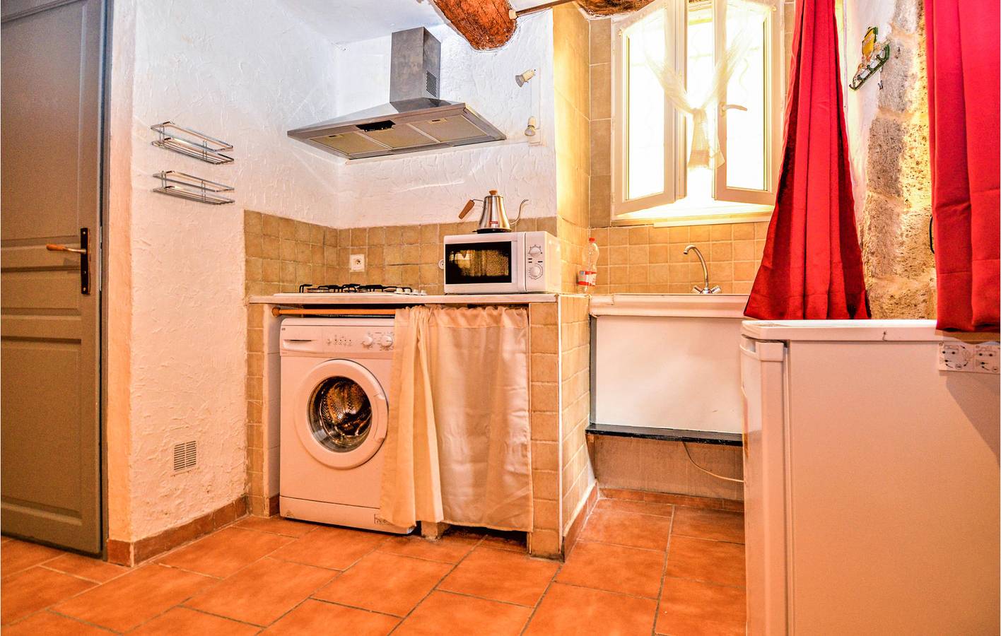 Appartement de vacances entier, Appartement confortable à 2 km de la plage avec AC, TV et Internet in Remoulins, Région de Nîmes