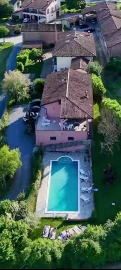 Villa con piscina e intera struttura a uso esclusivo casa del moré in La Morra, Langhe