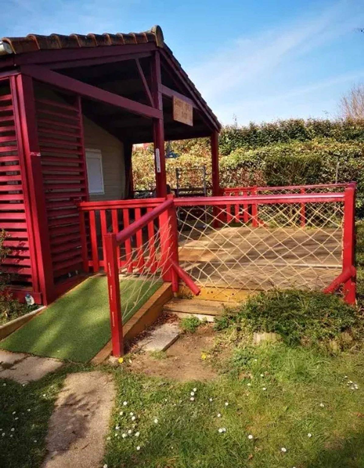 Chalet accueillant avec vue sur le lac in Estang, Gers