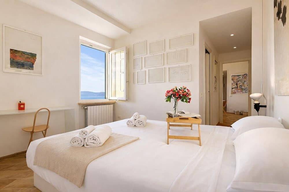 Charming 2-Bedroom Home | Terrace & Great Lake View in Anguillara Sabazia, Braccianosee