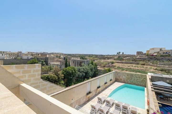 Villa for 10 people, with balcony and hot tub in Gozo