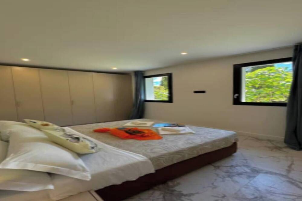 Elegant Villa with Pool and Panoramic Lake Views in Commune de Menaggio, Lac de Côme