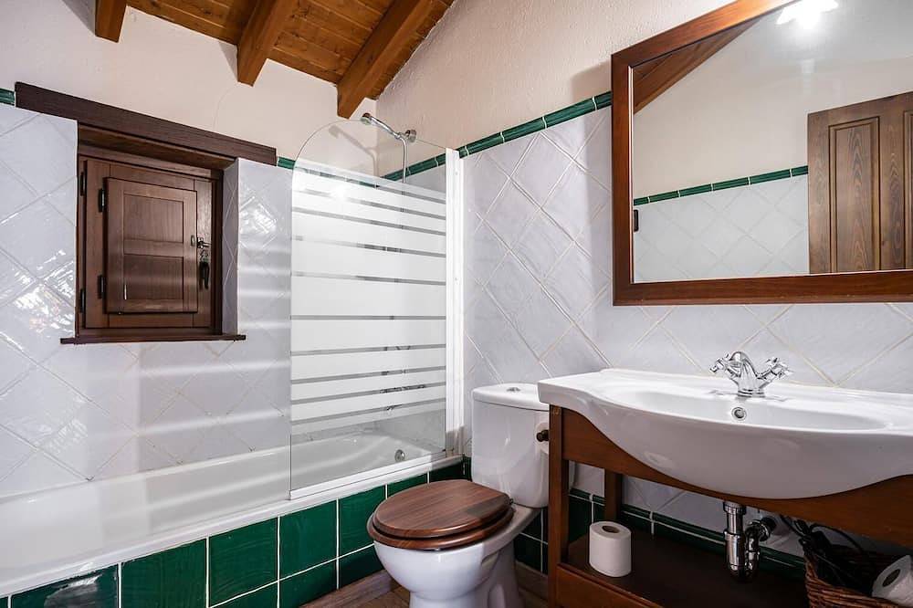 Casa de cuatro o cinco plazas con jacuzzi dentro del dormitorio de matrimonio in Quirós, Cordillera Cantábrica