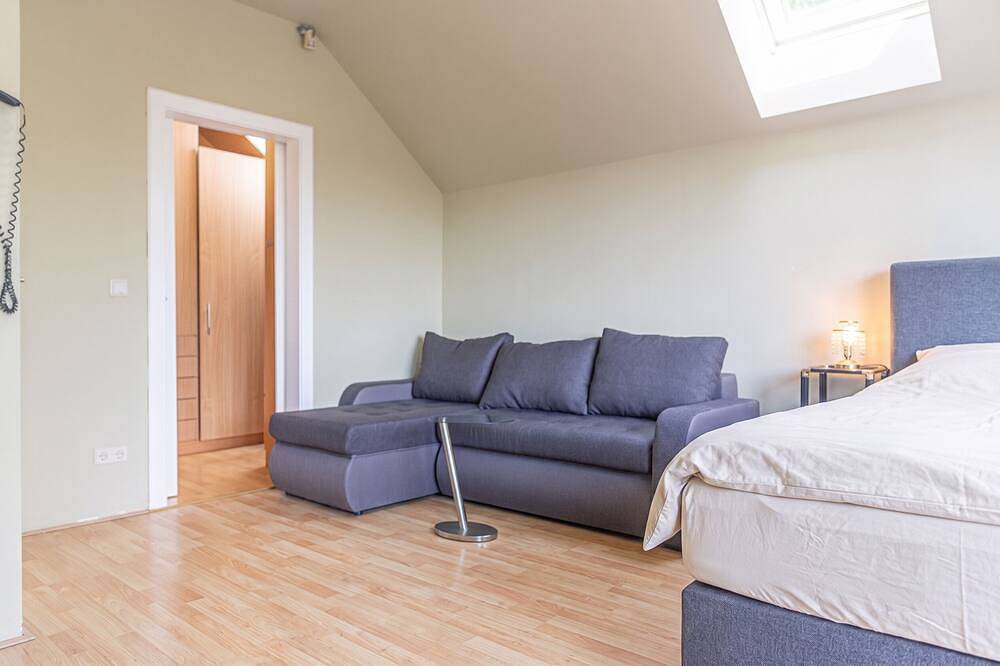 Comfy Room in Shared Villa w/ Free Parking in Floridsdorf, Wien