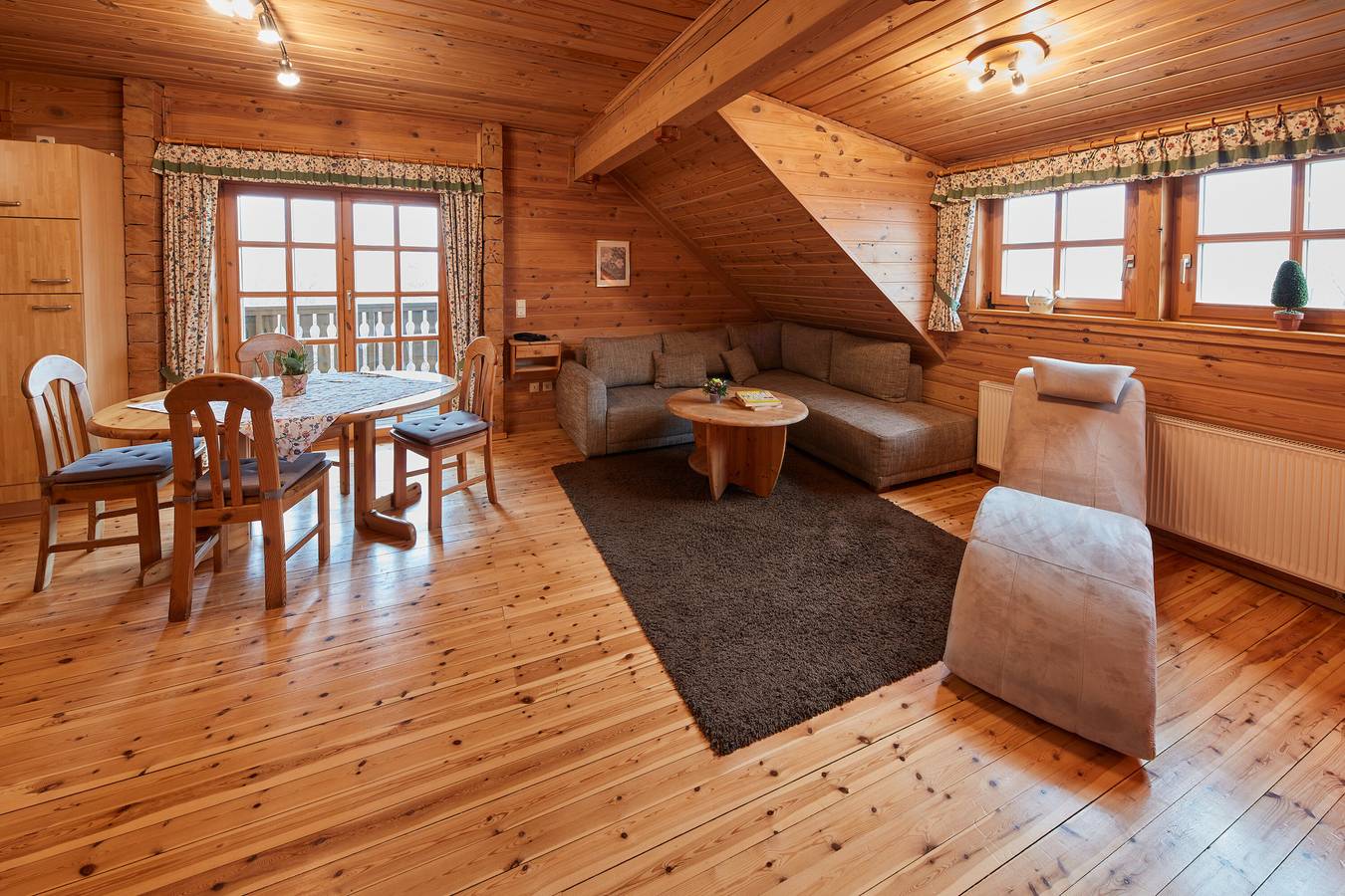 Ganze Wohnung, Ferienwohnung 'Carina' mit Gemeinschaftsterrasse, Gemeinschaftsgarten und Wi-Fi in Schmallenberg, Hochsauerlandkreis