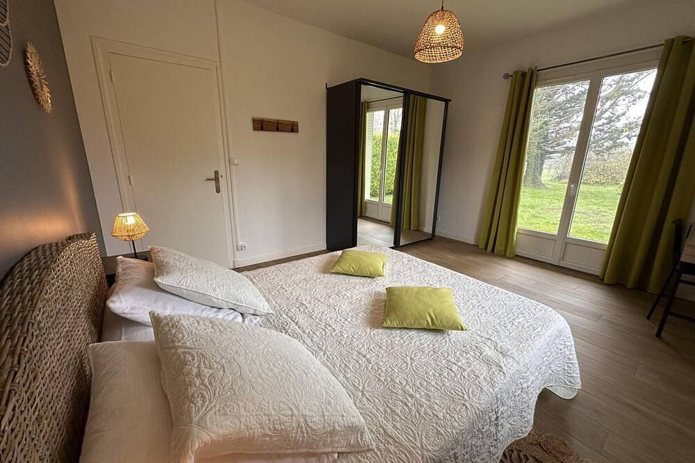 Maison contemporaine avec jardin au calme, proche centre village in Broût-Vernet, Région de Vichy
