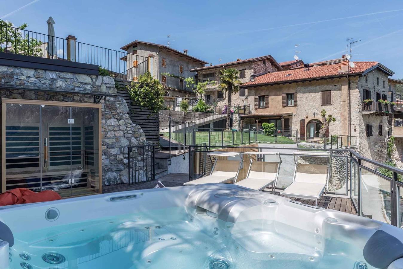Appartamento intero, Appartamento per vacanze con vista lago e vasca idromassaggio  in Tremosine, Prealpi Gardesane