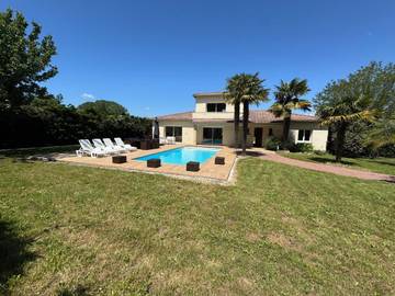Gîte pour 8 personnes, avec piscine ainsi que jardin et balcon à Saint-Augustin