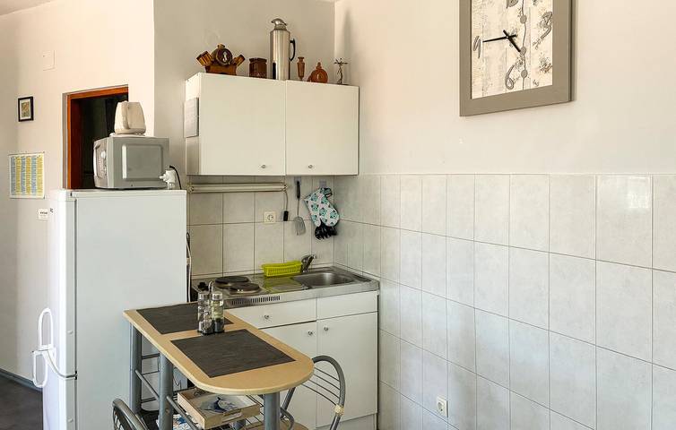 Ganze Ferienwohnung, Charmantes Apartment, 1 km vom Strand entfernt, mit Terrasse, WLAN und Parkplatz in Pisak, Omis-Riviera