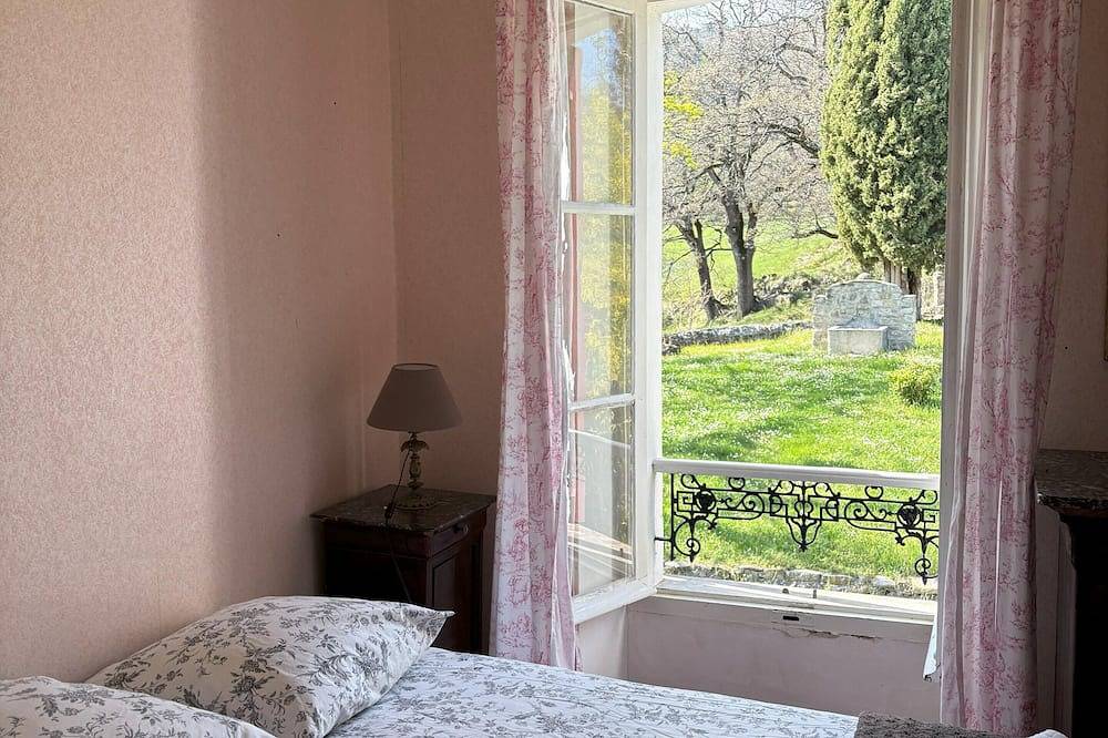 Space and nature near Sisteron in Bevons, Forcalquier und Umgebung