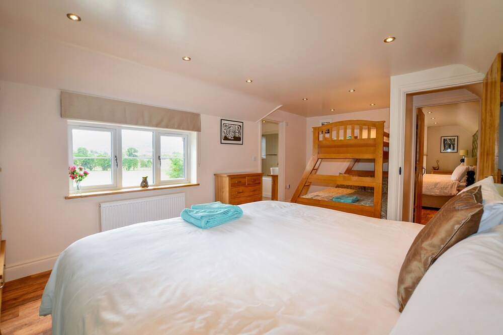 Clearviews spectacular views, all superking rooms en-suite, hot tub, walk to pub in Church Stretton, Shropshire Hills